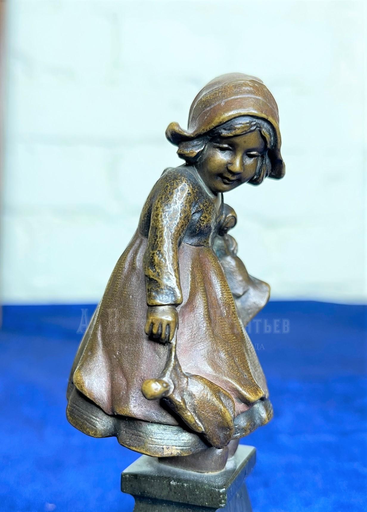 Девочка с куклами бронзовая скульптура